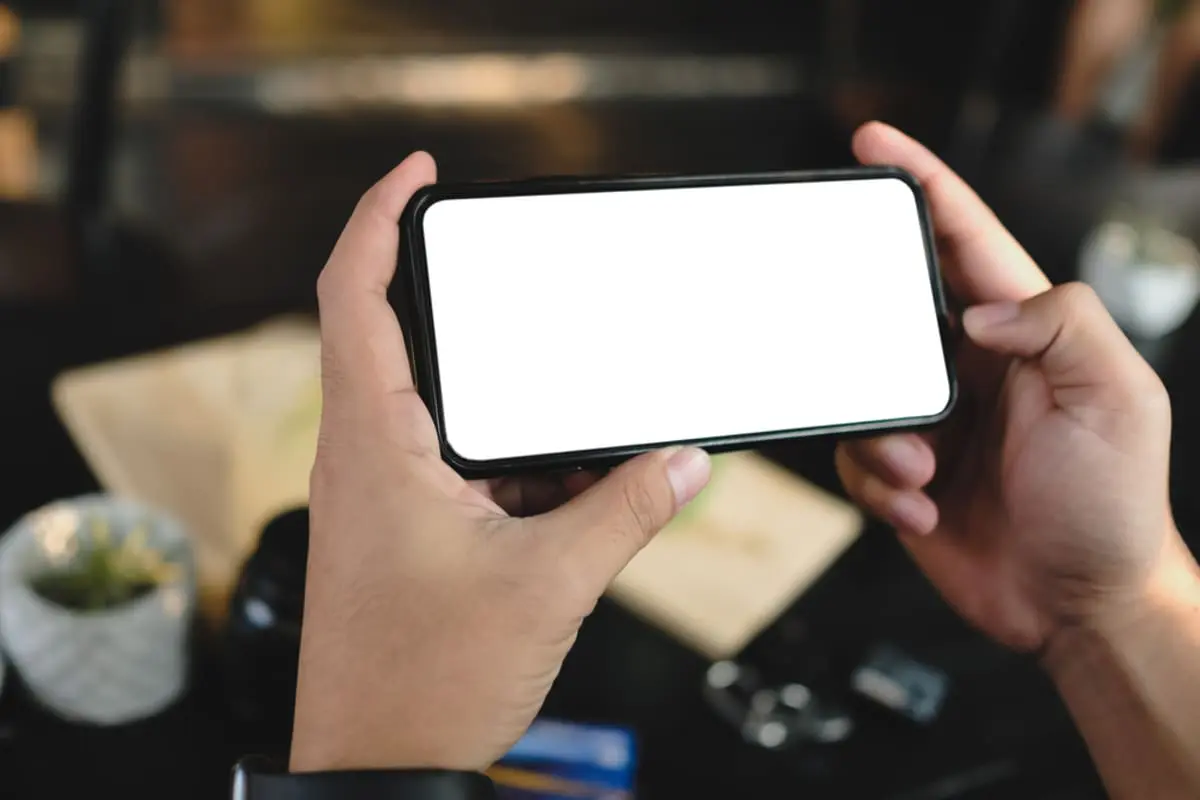 秋の夜長はスマホで映画三昧！U-NEXTが料金プランに組み込まれた格安SIMがあるって本当？