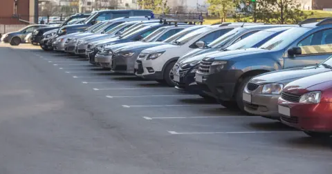都営住宅にアルファードなどの“高級車”を見かけることも？ そもそも入居条件はどうなっているのか解説