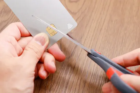 新しいクレジットカードが届いたら前のカードは処分してもいい？ 期限切れだからそのまま捨てても問題ないですよね？