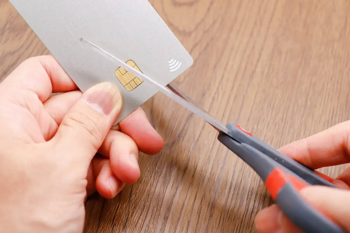 新しいクレジットカードが届いたら前のカードは処分してもいい？ 期限切れだからそのまま捨てても問題ないですよね？