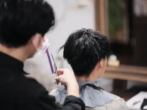 夫の美容院代が3ヶ月で「1万2000円」と聞き驚き！ 私は“3ヶ月に1回”で「5000円」ですが、美容院代って男性のほうが高いのでしょうか？ 男女別の“美容院へ行く頻度”とは