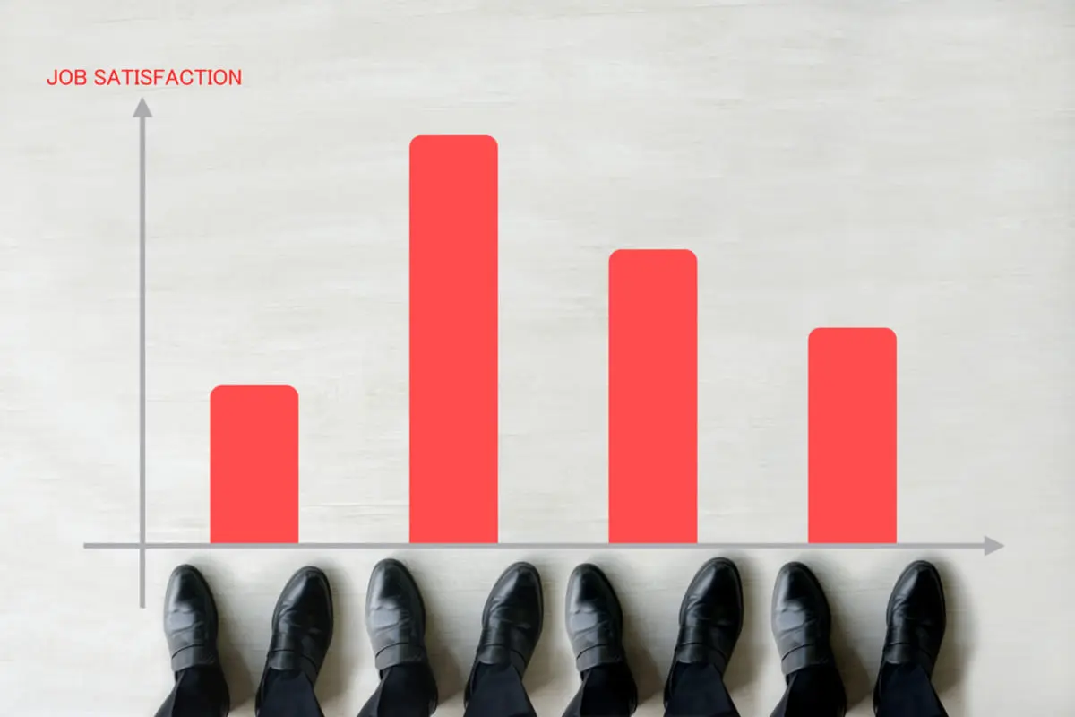 同じ「大学・学部」を出たのに…28歳で年収「400万円」の自分と、「580万円」の友人の差にショック！ 年収は“学歴で決まる”わけではないのでしょうか？