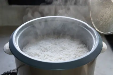 高齢の母は、「温め直すのが面倒だから」と一度炊いたご飯を炊飯器の中で1日中保温にしています。電気代はそんなにかからないのですか？