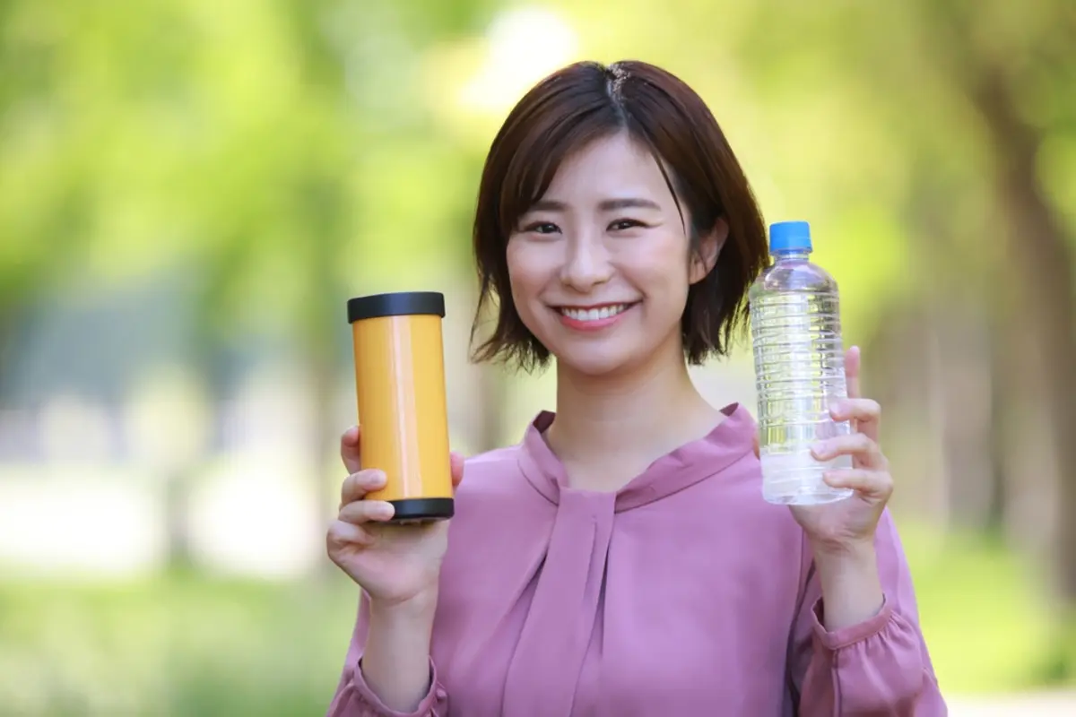 会社に「ペットボトルの水」を持参する同僚。「水筒は洗うのが面倒」とのことですが、毎日買うのは“お金のムダ”ですよね？「1日・1ヶ月・1年」の費用差を試算