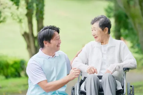 介護4の母が特養を利用中、「認定取り消し」の通知が…。原因は預貯金1000万円超えでした。今後、再び認定を受けるにはどうすればいいですか？