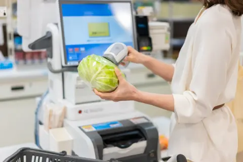 セルフレジを「両替機代わり」に使う母…「便利で助かる」と言うけれど、小銭を大量投入するのは“迷惑”ですよね？ 硬貨の使用ルールもあわせて確認