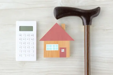 持ち家を売却し、老後資金として「1000万円」を得ました。65歳から「家賃10万円」の家で二人暮らしをするつもりですが、持ち家に住んでいた方がよかったですか？