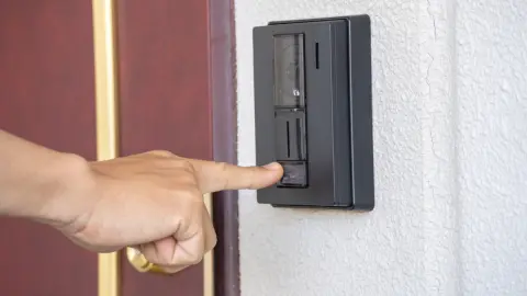 5歳、3歳、0歳の子どもがいます。先日下の階の方から「足音がうるさい」と言われてしまいました。おわびの菓子折りはいくらくらいのものが妥当なのでしょうか？