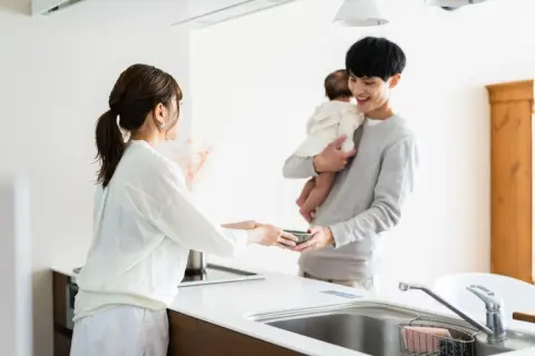 来春、妻が第1子を出産予定です。夫の私が育休を取ると、手取りやボーナスはどのくらい減るのでしょうか？