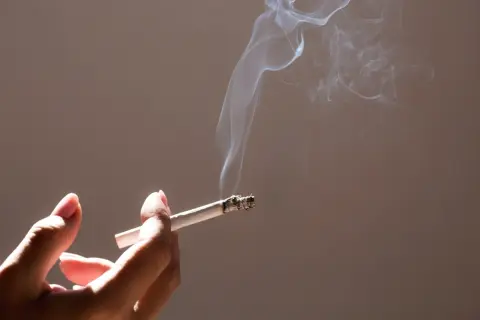 1日1箱「タバコ」を吸う夫。月2万円近くかかりますが“アイコス”なら少しは安くなりますか？ 健康面も心配です…