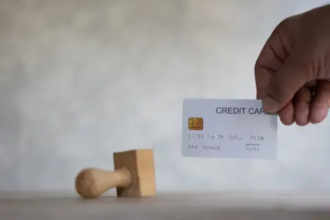 携帯料金の支払いを延滞したことがあります。それが何年も前のことでも、クレジットカードの審査に影響しますか？ 審査に3回連続で落ちています。