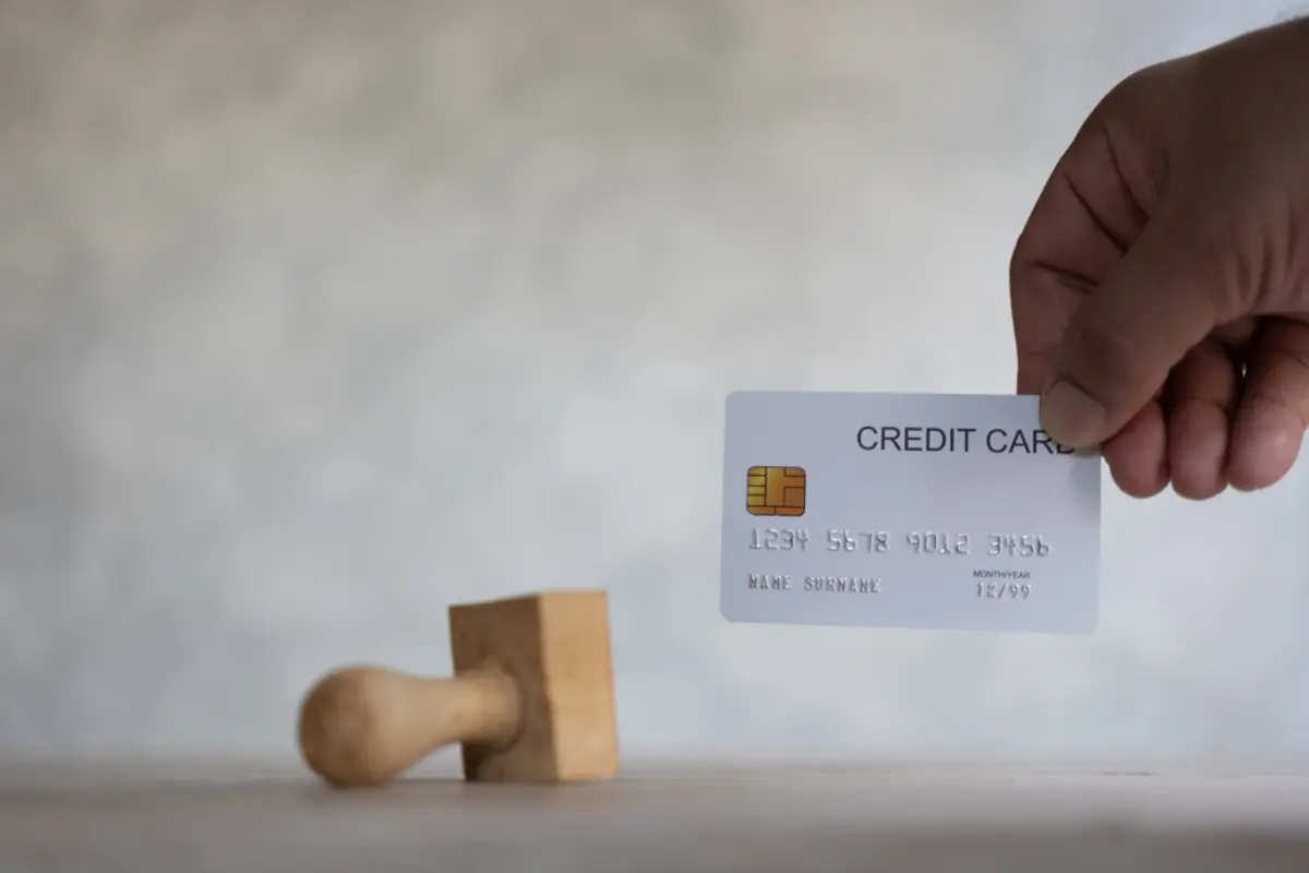 携帯料金の支払いを延滞したことがあります。それが何年も前のことでも、クレジットカードの審査に影響しますか？ 審査に3回連続で落ちています。