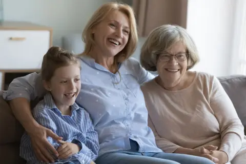 離れて暮らす母親に毎月8万円仕送りしています。同僚に話したら「扶養に入れたら節税できるよ」と言われたのですが、一緒に暮らしてなくても扶養に入れられるんでしょうか？