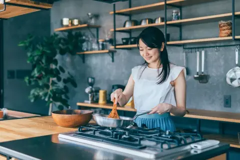 一人暮らしの自炊は本当に節約になる？食材のムダ・光熱費まで含めたら割高？