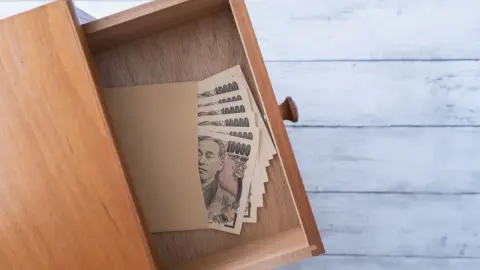 父の遺産分割協議後、実家のタンスから「現金500万円」が見つかりました。このお金、発見した私が「一人で」相続して問題ないでしょうか？