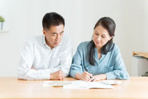 年金だけでは毎月赤字!? 高齢夫婦世帯の家計実態と“老後貧乏”を回避する方法とは？