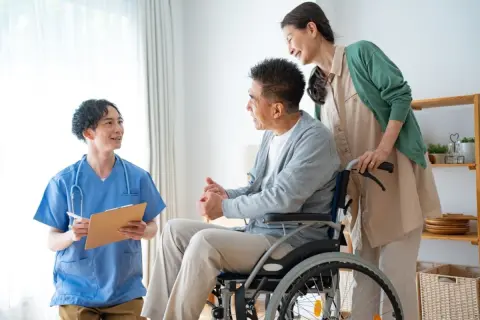 70代父を在宅で介護中です。ヘルパーを増やしたら月15万円以上の出費に…。施設は月20～25万円と聞きますが、サービス内容によっては在宅よりお得でしょうか？