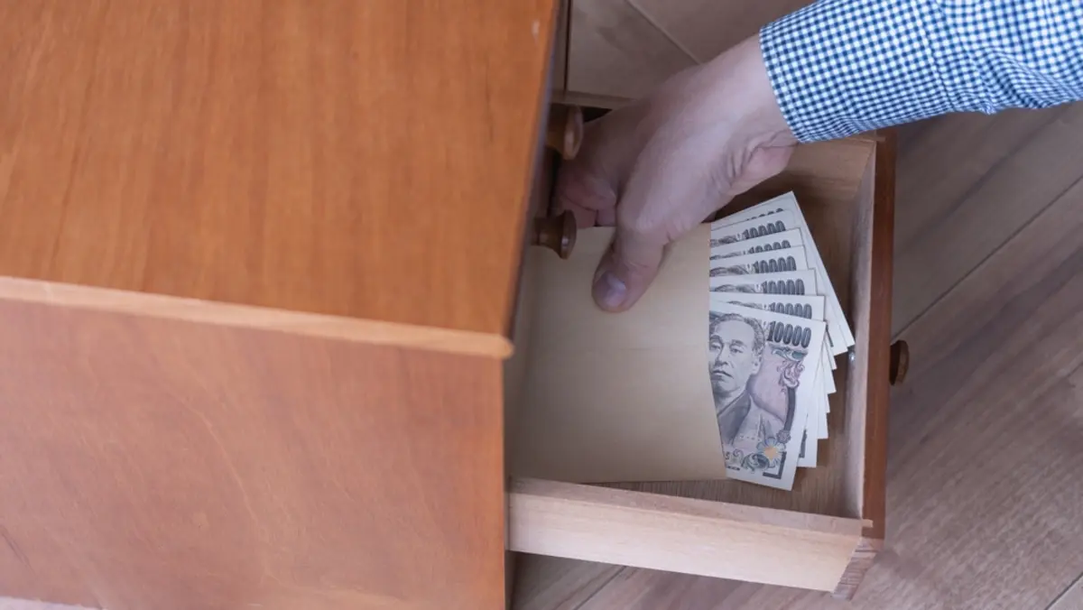 母の死後“遺品整理業者”に片付けを依頼したら、タンス預金「100万円」をネコババされた！ 悪徳業者を選ばないために、知っておきたい対策とは