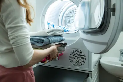 洗濯物を干す手間を省きたいので「衣類乾燥機」が欲しいです。夫からは「浴室乾燥機を使えば」と言われたのですが、1日3時間使用した場合、電気代はどれくらい変わりますか？