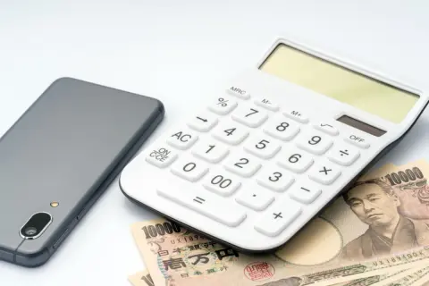 新卒、東京で一人暮らし。手取りが19万円で通信費が月1万5000円なのですが、削るべきでしょうか？スマホ代の節約方法とは