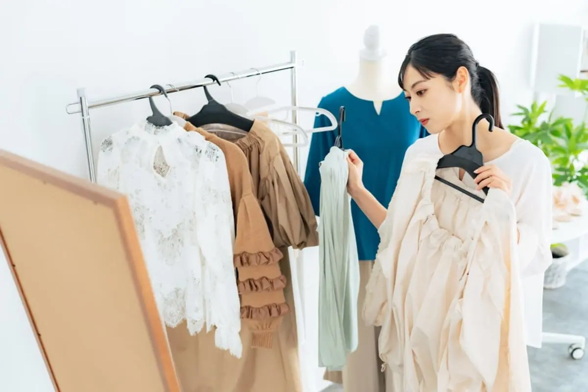 【季節の変わり目】「着る服がない…」はなぜ起こる？ 毎年「数万円」の服を買っても“着られる服”がない理由とは？「1年以上着ていない服」がある人は約9割