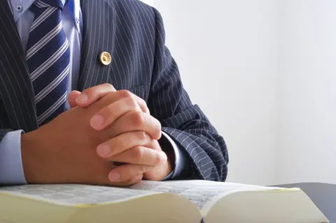 友人の息子さんが、難関の司法試験を突破して「弁護士」に。「これで一生安泰」と友人は言っていますが、年収はどれくらいなのでしょうか？