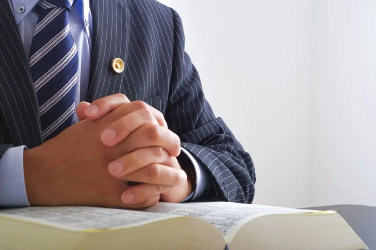 友人の息子さんが、難関の司法試験を突破して「弁護士」に。「これで一生安泰」と友人は言っていますが、年収はどれくらいなのでしょうか？