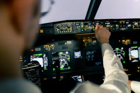 高級外車に乗るご近所さんは「パイロット」だそうです。優雅な生活を送っているようですが、「年1000万円」くらいは稼いでいるのでしょうか？