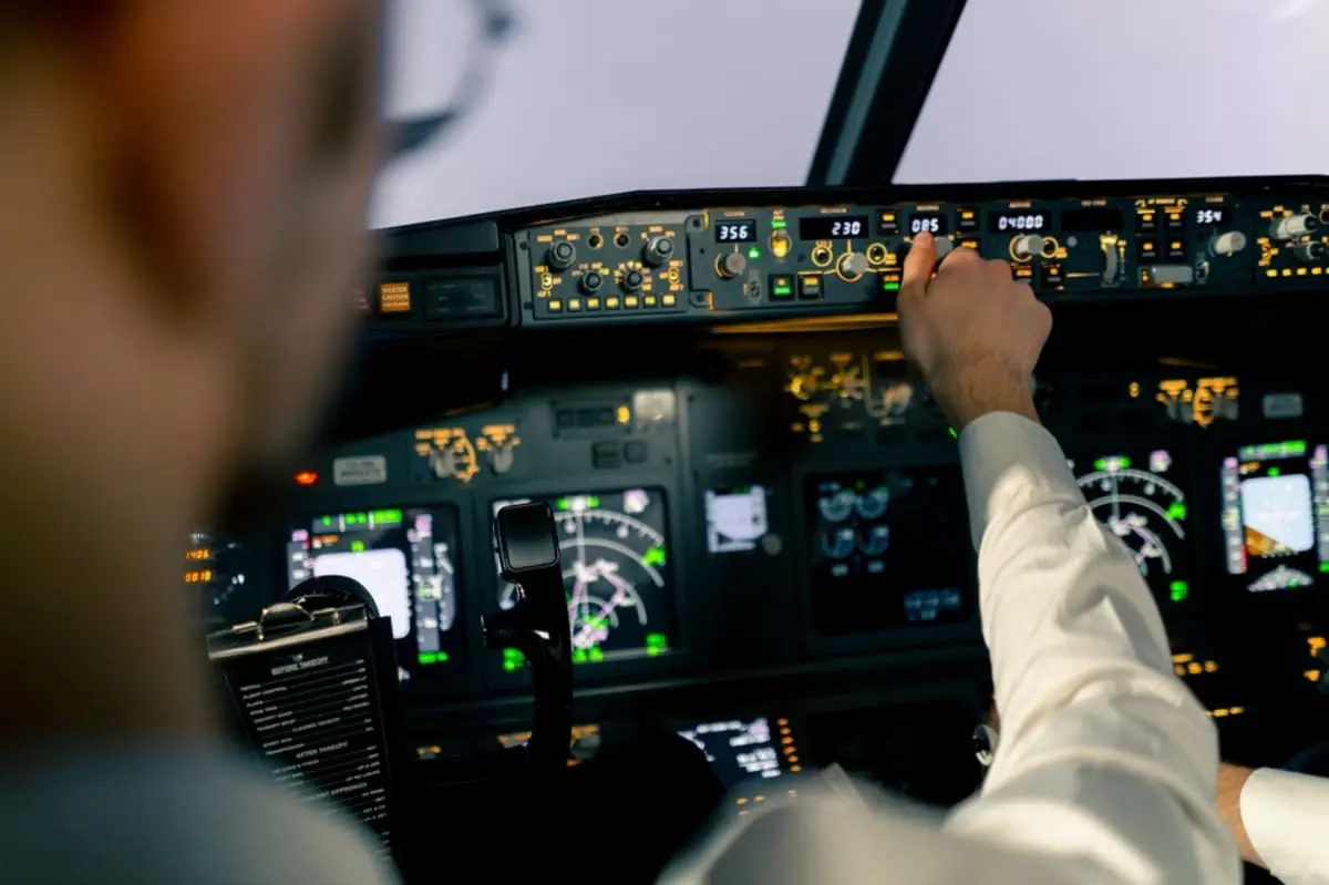 高級外車に乗るご近所さんは「パイロット」だそうです。優雅な生活を送っているようですが、「年1000万円」くらいは稼いでいるのでしょうか？