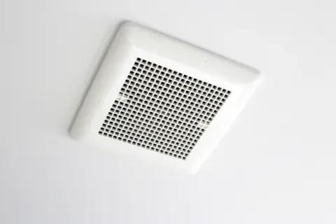 トイレの換気扇をいつも「つけっぱなし」にする夫…使用するときだけつければいいと思うのですが、電気代ってどれくらい変わりますか？