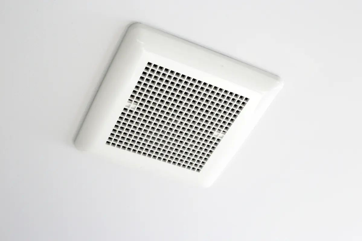 トイレの換気扇をいつも「つけっぱなし」にする夫…使用するときだけつければいいと思うのですが、電気代ってどれくらい変わりますか？