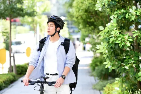 「ヘルメットを着けるのが努力義務になった」と聞いて戸惑っています。正直着けるのが恥ずかしいのですが、買うべきでしょうか？