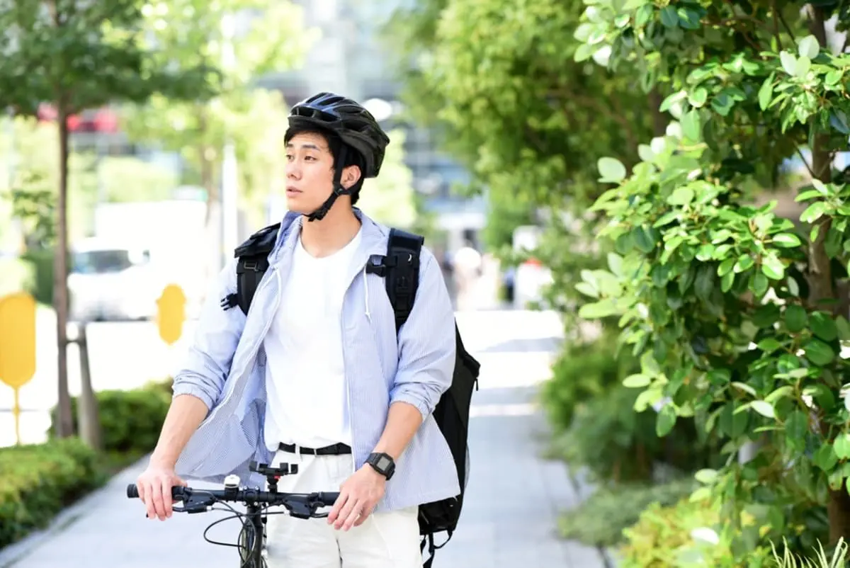 「ヘルメットを着けるのが努力義務になった」と聞いて戸惑っています。正直着けるのが恥ずかしいのですが、買うべきでしょうか？