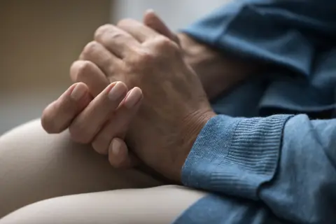 仕事を減らして“母の介護”をしたいのですが、会社に時短勤務制度がありません……。“収入減”を補う「公的制度」はありますか？