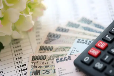 9月で期限切れの「国民健康保険証」を持つ父。マイナ保険証がないのに「来年の3月まで使える」と言うのですが、なぜでしょうか？“期限切れ保険証”が有効な理由とは