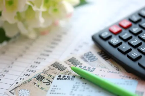 母は紙の保険証の有効期限が切れて「マイナ保険証」に切り替えていました。私は会社の保険証で有効期限がないのですが、このまま使い続けても問題ないですか？