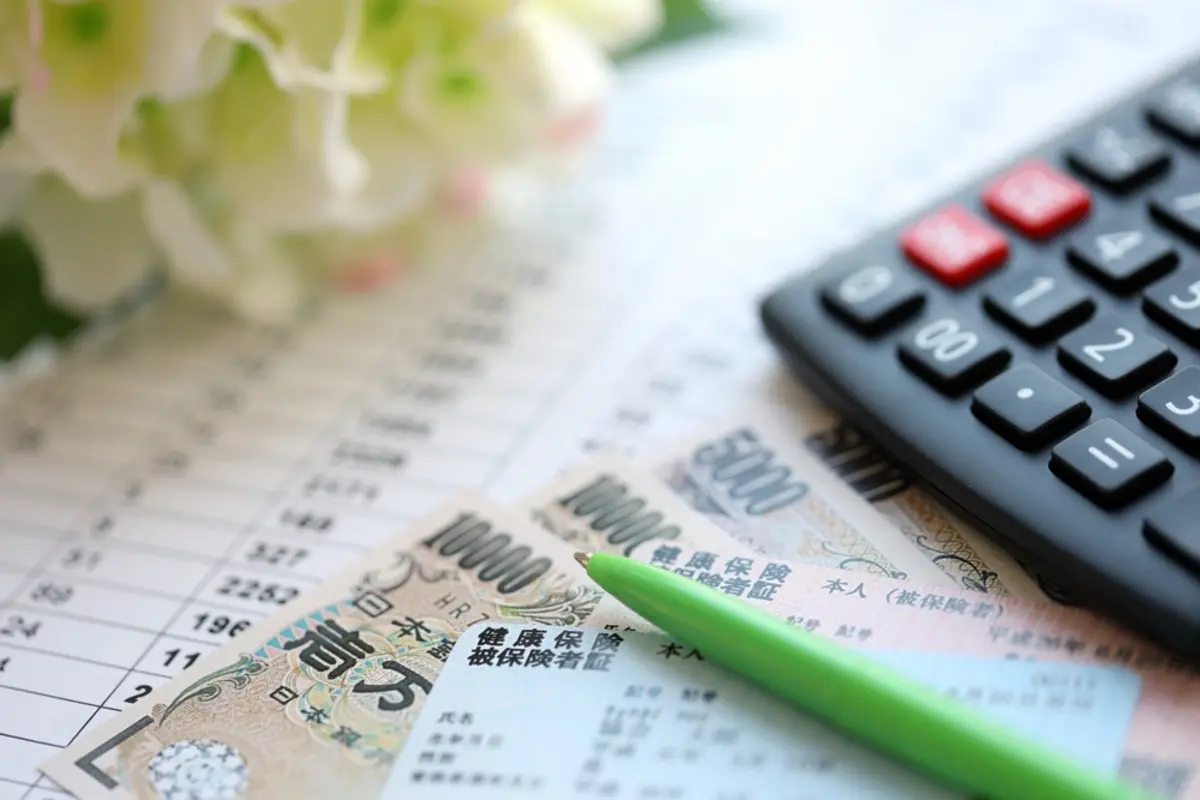 母は紙の保険証の有効期限が切れて「マイナ保険証」に切り替えていました。私は会社の保険証で有効期限がないのですが、このまま使い続けても問題ないですか？