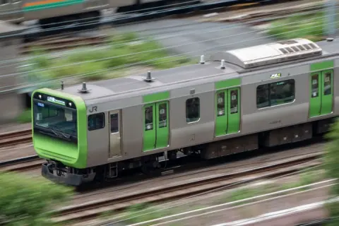 150円で「山手線をほぼ一周」できる？ 同僚が「新橋から東京駅まで逆回りで乗った」と言っていますが、これって“不正乗車”にはならないのですか？ 逆回りでも問題ないワケとは