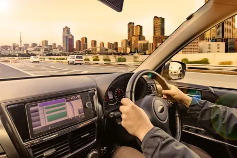 家族4人で「東京→大阪」へ旅行！ 新幹線だと“往復11万円”かかるけど「車」ならいくら？“高速料金・ガソリン代”も踏まえ費用・メリットを比較