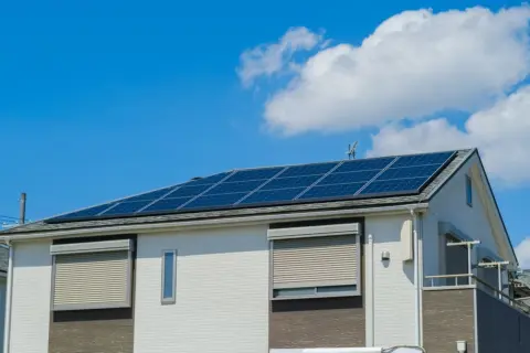 築30年以上の家をリフォーム予定です。業者から「太陽光パネルも一緒に」と勧められたけど、本当に得なのでしょうか？