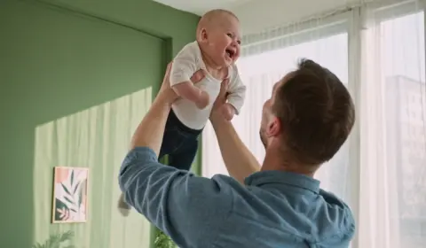 育休を取りたいけど、給料が止まるので収入減が不安… 産休のように国から給付を受けられますか？