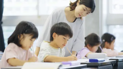 ママ友は小学生の子どもに習い事を「3つ」掛け持ちさせているそうです。うちは年収400万円で習い事1つでも手一杯なのですが、稼ぎがいいのでしょうか…？