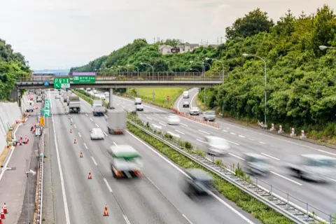 休日の高速道路で「追い越し車線」をゆっくり走る車が！→左側から追い抜くと「見つかると罰金9000円だよ」と妻から注意…これって違反になるんですか？