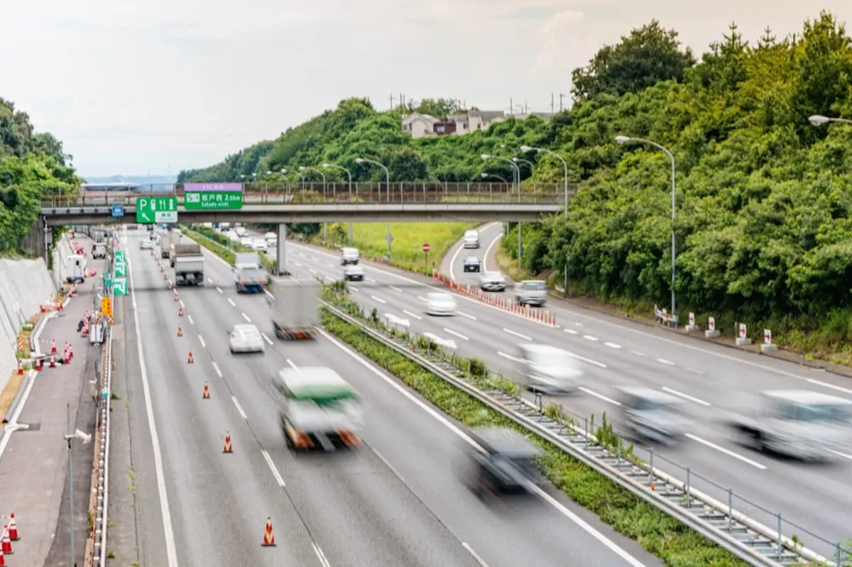 休日の高速道路で「追い越し車線」をゆっくり走る車が！→左側から追い抜くと「見つかると罰金9000円だよ」と妻から注意…これって違反になるんですか？