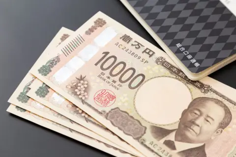 40代会社員、年収450万円で同じだけ稼いでる同僚は貯金1000万円を達成したそうです。私はまだ300万円ほどなのですが、効率的に貯金するコツはありますか？