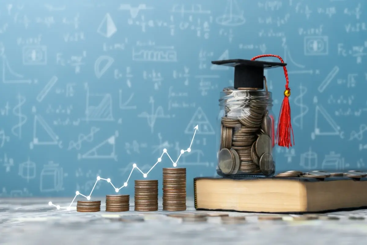 奨学金の返済額が「300万円」残っている29歳の息子。私が一括で返済した場合、贈与とみなされて息子に課税されるのでしょうか？