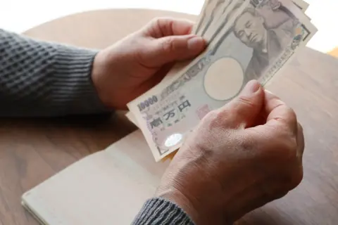 祖父は「貯蓄3000万円」でも、住民税非課税世帯の“給付金対象”らしいです。年金は「月7万円」ですが、資産があっても受け取れるのでしょうか？