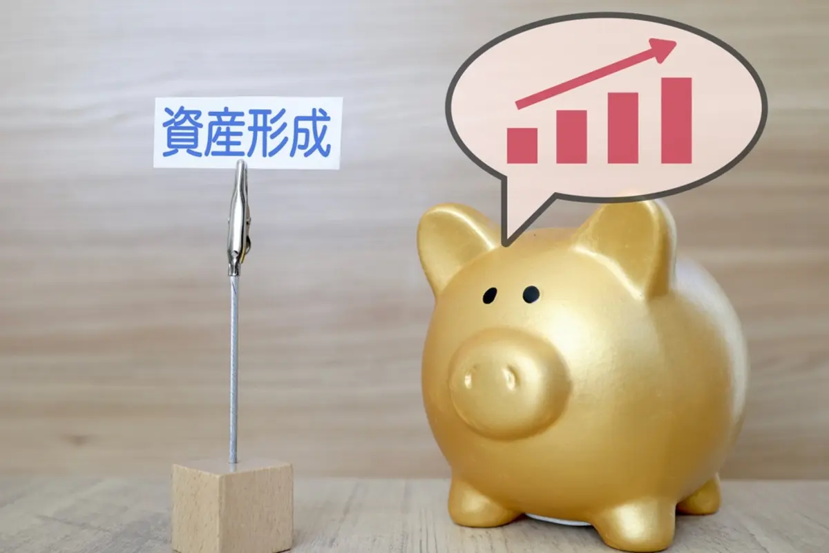 【NISA vs iDeCo】平均年収の会社員が“40歳から60歳”まで「月2万円」を運用すると、どっちがお得？ メリット・デメリットもあわせ徹底比較！