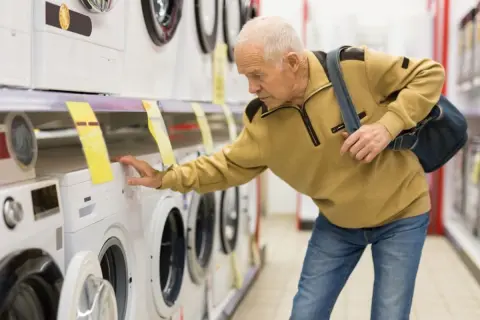 洗濯機が壊れてしまいましたが、年金生活で貯金もなく、一括で支払うのが難しいです。家電購入に利用できる補助金などの支援はありますか？