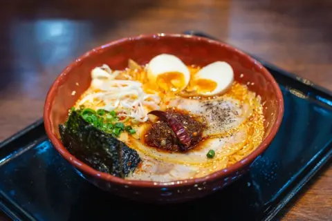 【株主優待】「一風堂」は“1年以上保有”で食事券4000円分！「配当＋優待利回り4.29％」の力の源HDに注目！ 優待を受けるための“最低必要投資額”は？